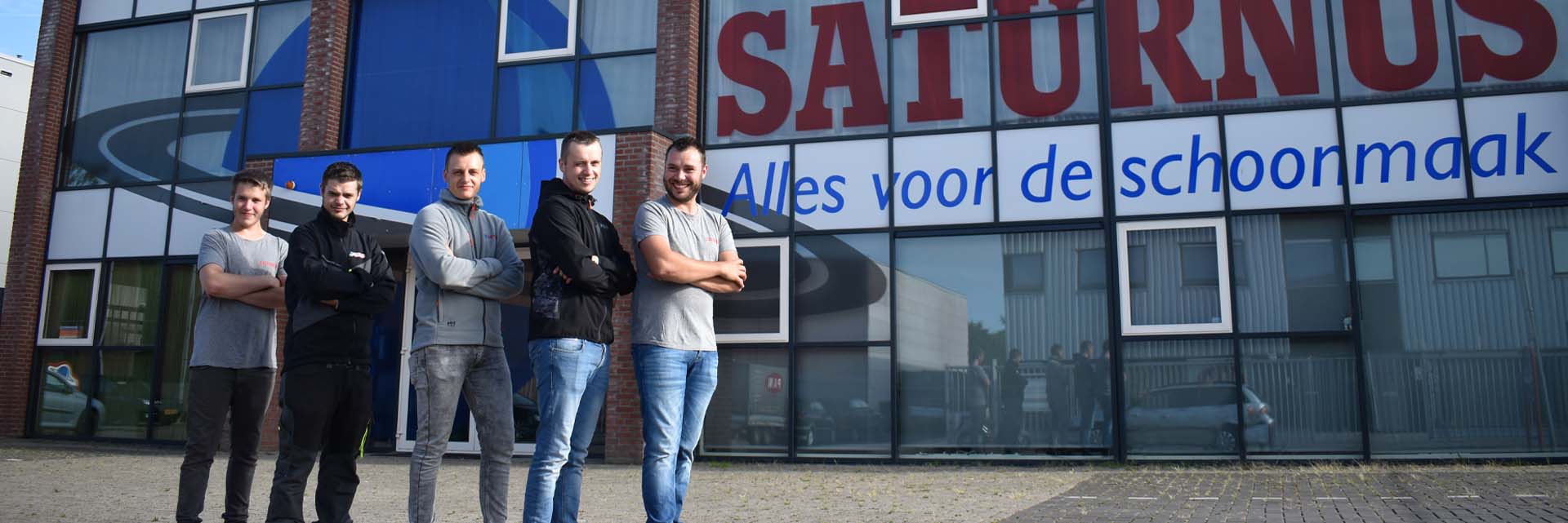 Een sfeerbeeld met verschillende schoonmaakmiddelen